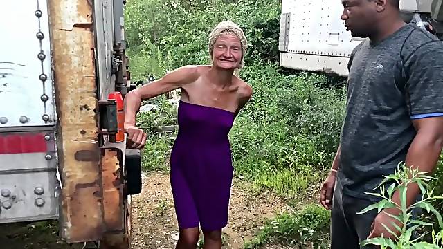 Exterieur Granny, Granny Maigre Encule, Mamie Devient Folle, Cul Nu Public