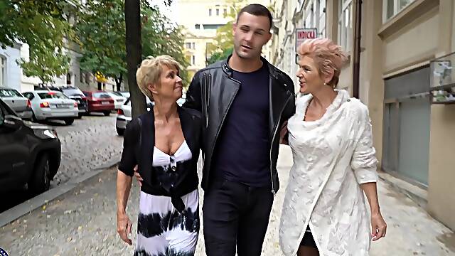 Mujer Baja, Pelo Corto Maduras Trio