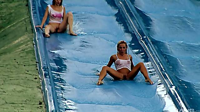 Trio En La Picina, Morenas Mojadas, Piscina Grupo De Tres, Con Camiseta