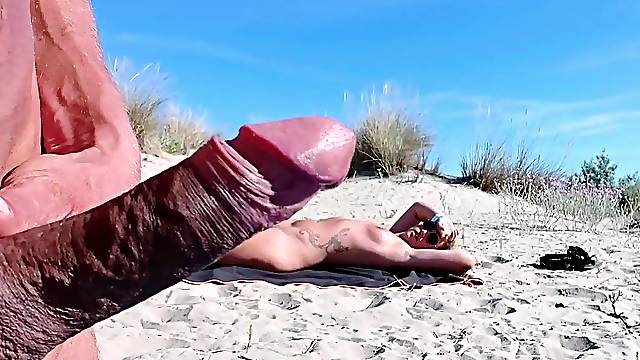 Beach dong flash, in front of this stranger ... How will that babe react?