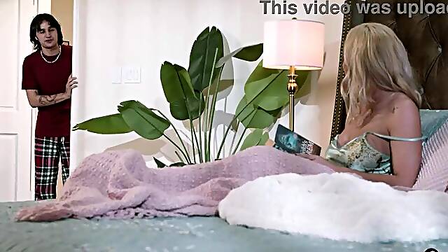 Mother I'd like to fuck step mamma blond takes stepsons dong and his buddy also for a double penetration