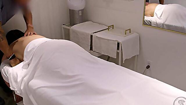 Legit massage client gets a cheerful ending