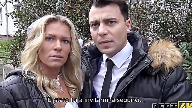 DEBT4k. Un grosso debito è il motivo per cui la ragazza viene scopata in presenza dello sposo