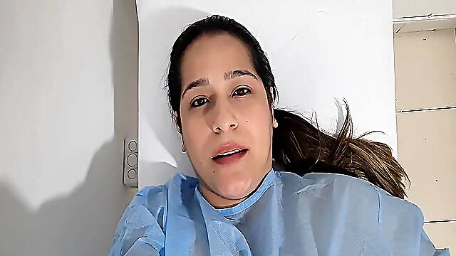 Mis dedos no bastan, mi coño quiere Sentir más, doctor ven tocame de nuevo-porno en español