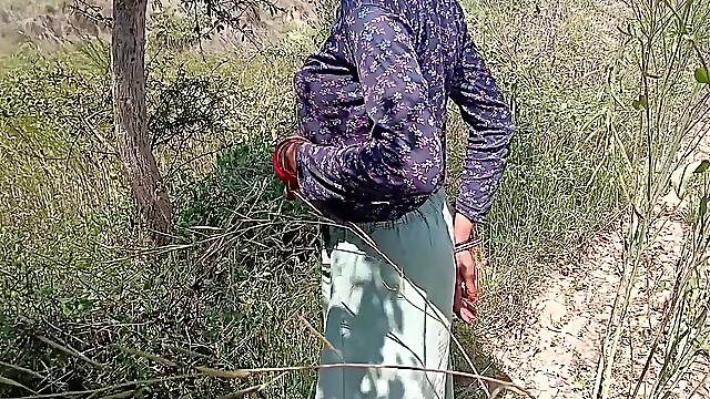 Khet per kam karne ke liye gai village angel ko Pataya aur Holi manae aur sex mein kiya