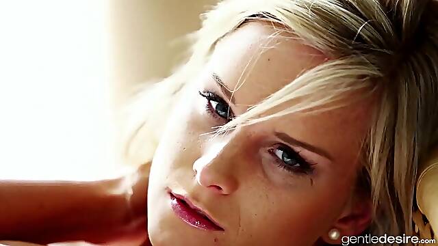 Checa Tetas Pequeñas, Checa Lesbiana, Tetas Naturales Lesbianas