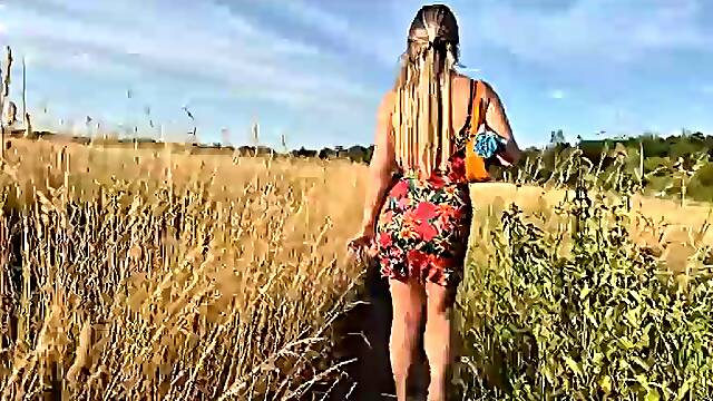 Cheating outdoors with a stranger married wife screwing in the cornfield and giving her a trickling snatch creampie