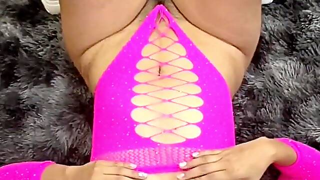 Madura Latin babe de coño grande y peludo modela Lencería con sus tetas al aire