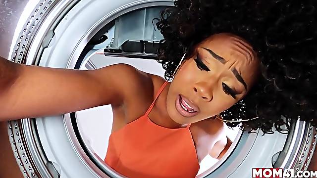 Black Teen Caught Her Mamma Banging Her Boyfriend - MOM41