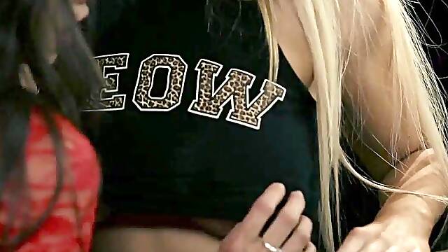 Passionated Glamour Lesbo Giving a kiss and Cunt Licking with Astounding Body Chicks