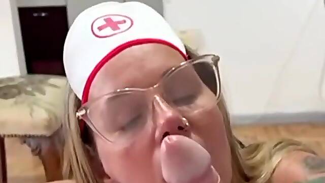 ENFERMERA MAMANDO