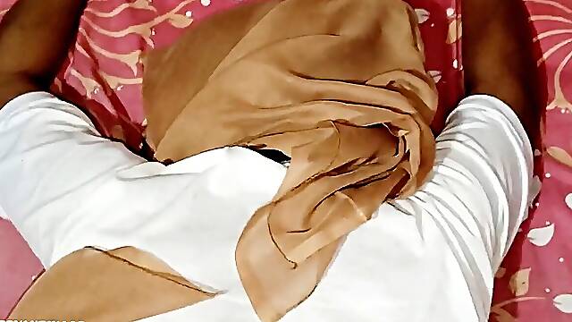 Ngentot cewek cantik jilbab muslimah tanpa kondom. Dia tak mau lepas hijab saat ngentot-Evesyantika