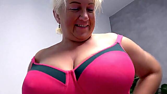 Behind the gigs with super-naughty cougars Eva Tittie & Yvette Moore at GrandMams