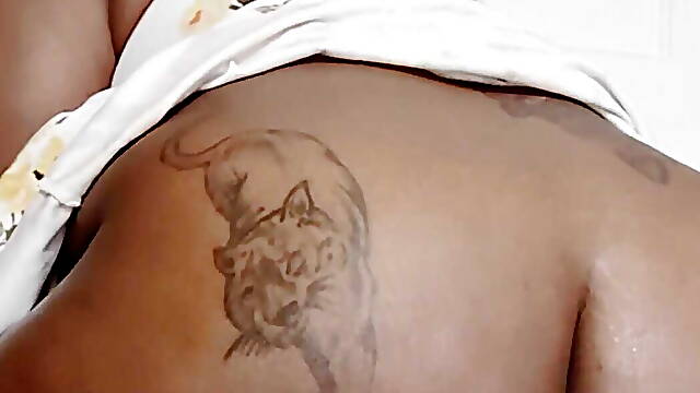 Bite Dans Le Cul Et Gode La Chatte, Ebony Sous Les Jupes, Ebene Upskirt