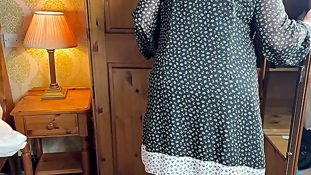 Mrs Mature Feet Every Day Clothes Strip 469