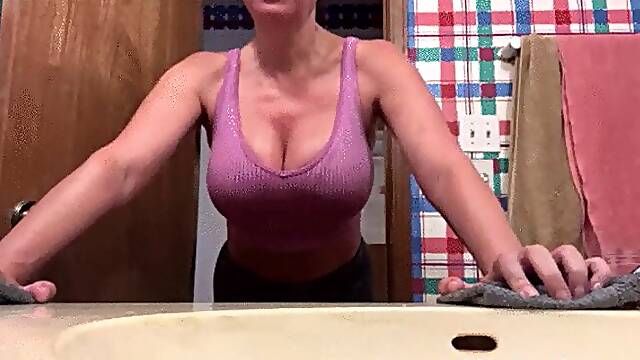 Sydneys Sexy Pushup and Cleavage Video