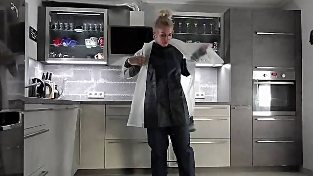 Miss Francine im Regatta Regenanzug und transparentem Regenanzug