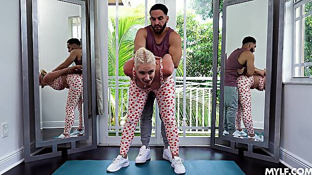 Entrenador De Yoga, Rubia Mylf, Relame Semen, De Pie Masturbacion