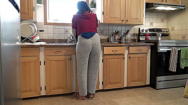 Syrian Wife Lets 18 Year Old German Stepson Fuck Her in the Kitchen