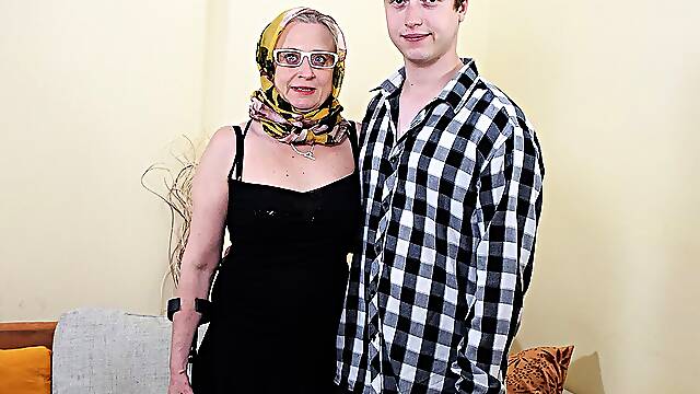 Granny Prolapso, Madura Anal Con Jóvenes