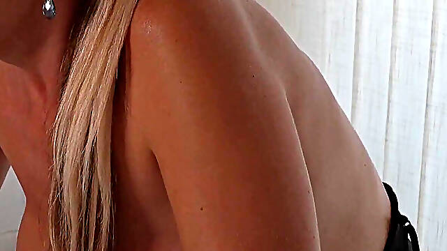 Real MILF Enjoying the Sybian at Home