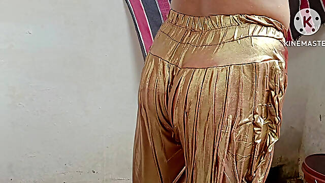 How Is Bhabhi Dressing up for Her Friend Full Hot Romantic Bathing Stepsister