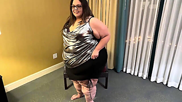 Plump Paradise: Hotel Dress N Squeeze 2
