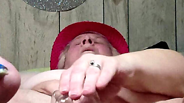 Kinky Slut Gets Bottle Fucked