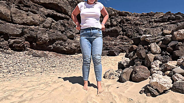 Casual Beach Pee - Jeans Wetting Outdoors