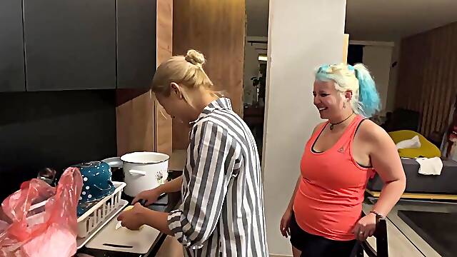 Les Biennes Gros Siens, Evil Angel Lesbienne, Baiser Pendant Cuisine